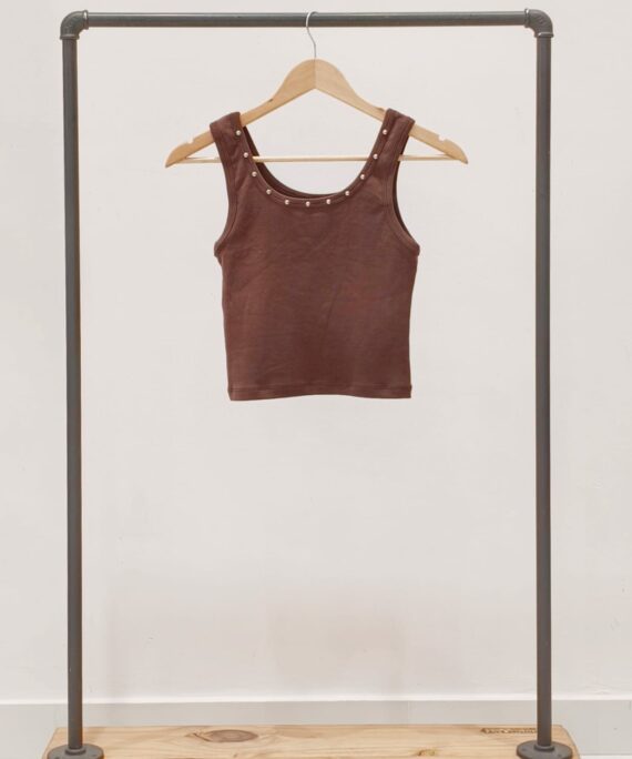 #258236 Musculosa "ESCOTE CAVADO TACHAS"