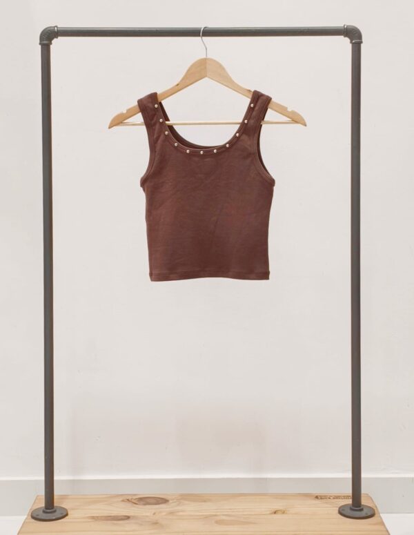 #258236 Musculosa "ESCOTE CAVADO TACHAS"
